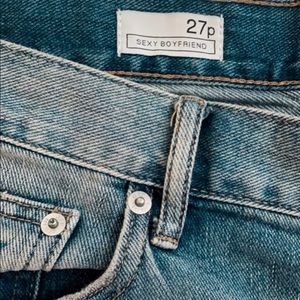 GAP Sexy Boyfriend cropped low rise jeans size 27.